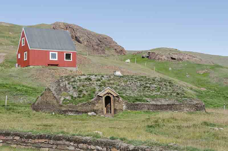 137 - Groenlandia - fiordo Tunulliarfik - Qassiarsuk - Brattahlid - replica de una casa vikinga